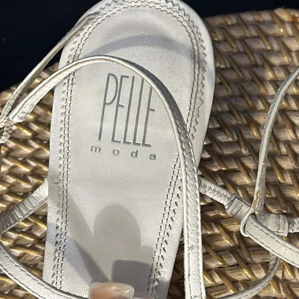Women’s Pelle Moda White Shell Embellished Thong Sandals Size 10